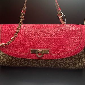 This DKNY womens Handbags SHOULDER is a ELISSA SMALL SHOULDER